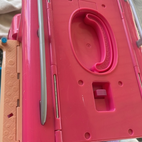 Barbie Pop-Up Camper Playset/Party Bus - Picture 9 of 10